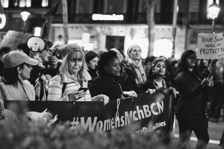 Frau demonstrieren mit Schildern f&uuml;r ihre Rechte