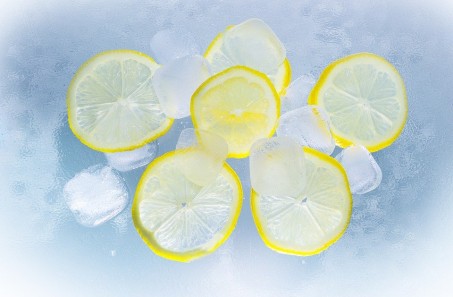 Zitronenscheiben auf Eis