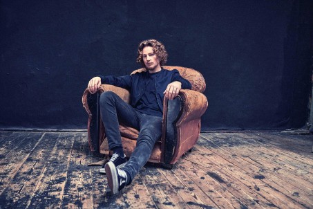 Foto von Michael Schulte, wie er in einem Sessel sitzt