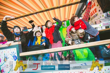 Man sieht feiernde Menschen auf einem inklusiven Karnevalswagen.