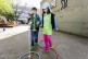 Ein Junge mit einem Blindenstock führt ein Mädchen über eine Reihe von Reifen.  