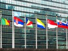 Fahnen verschiedener L&auml;nder vor einem Geb&auml;ude der Vereinten Nationen