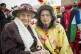 Eine ältere Dame zusammen mit einer jüngeren Frau. Beide tragen Hüte und sind kostümiert.