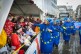 Man sieht eine in blaue Europa-Flaggen kostümierte Gruppe der Schull- un Veedelszöch, die an einer Tribüne entlang geht.