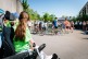  Ein Mädchen im Rollstuhl schaut zu, wie einige Jugendliche mit ihren Fahrrädern im Ziel ankommen. 