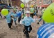 Bild zeigt viele Kinder, die in Aachen mit Ballons umherlaufen.