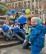 Bild zeigt einen kleinen Jungen und eine Gruppe Kinder am Brunnen am Aachener Rathaus.