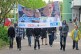 Bild zeigt Kinder und Jugendliche, wie sie in Bonn einlaufen und hinter dem Banner herlaufen. 