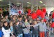 Bild zeigt eine große Gruppe von Kindern und Jugendlichen bei der Staffelübergabe in Bonn. 