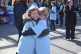 Bild zeigt zwei Mädchen, die sich umarmen und lächeln.