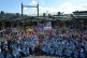 Bild zeigt die große Masse der rund 500 beteiligten Kids in Linnich vor dem Schulgebäude.